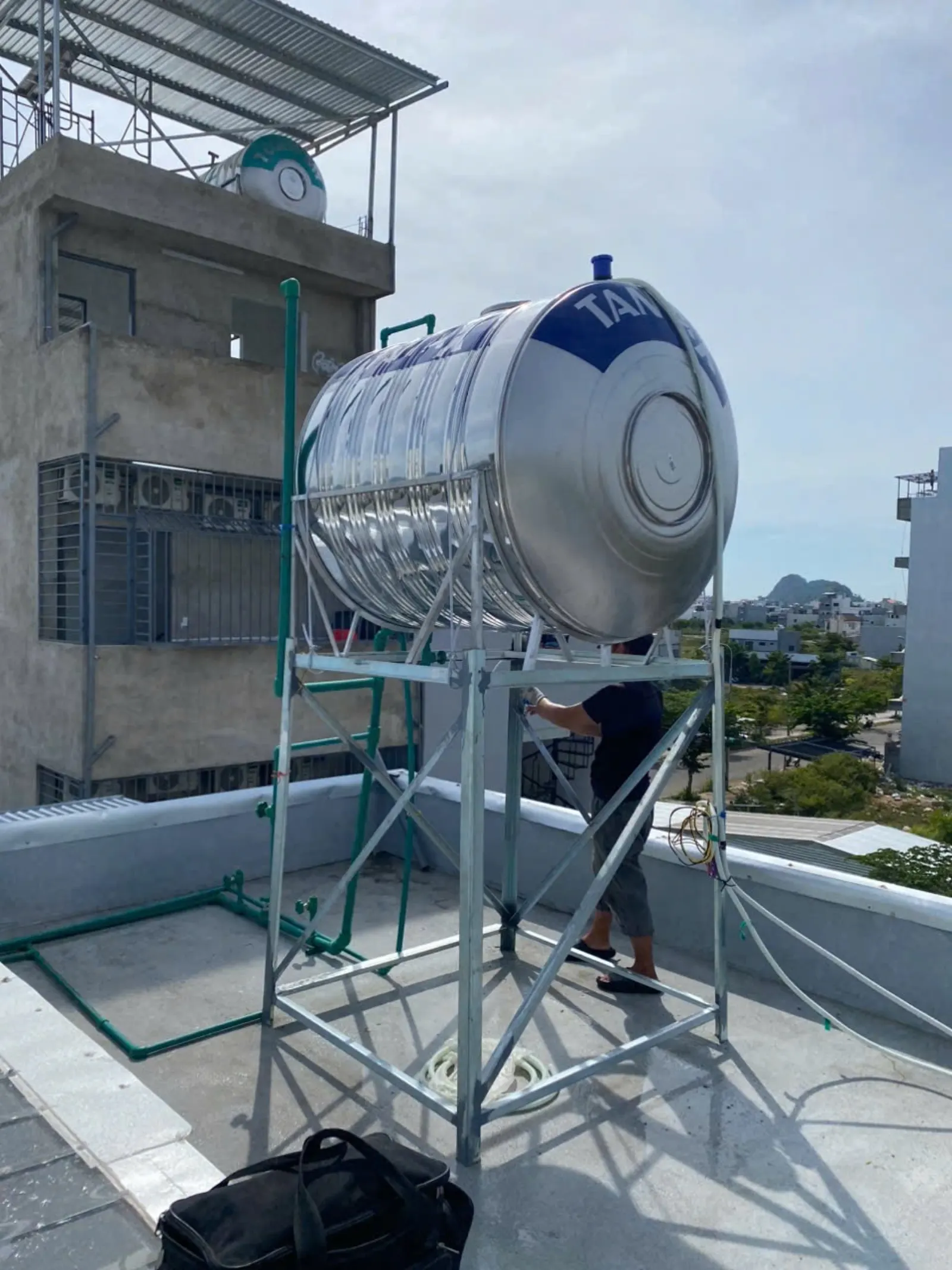 Thợ Hoàng Phát lắp đặt bồn nước và đường ống trên mái