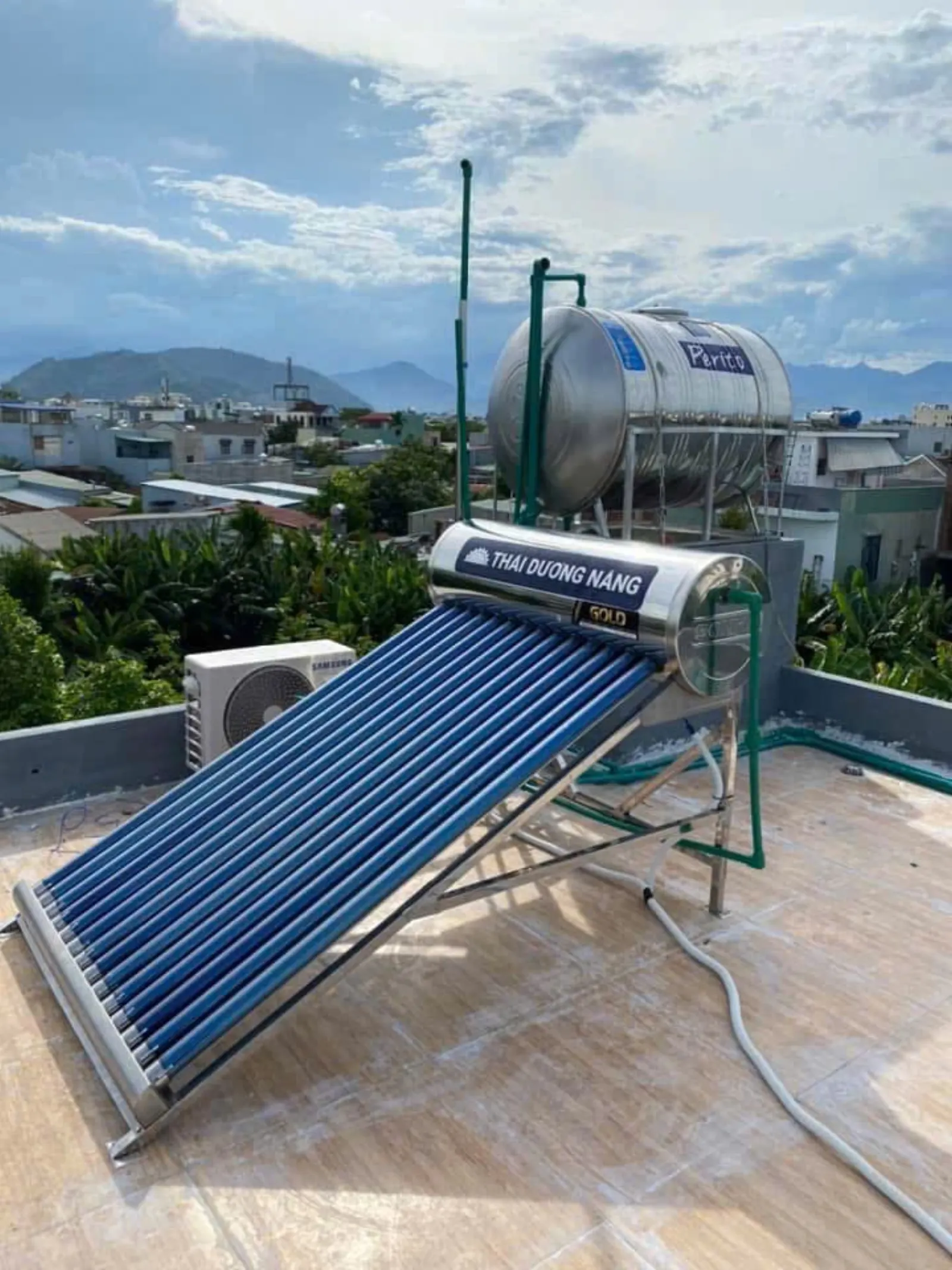 Máy nước nóng năng lượng mặt trời được lắp trên mái nhà