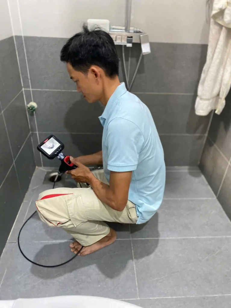 Thợ Hoàng Phát dùng camera nội soi RAYCAM 720 kiểm tra đường ống nước tại Đà Nẵng