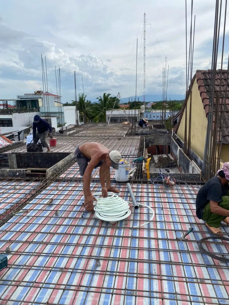 Thợ đặt ống luồn dây điện trên sàn thép trước khi đổ bê tông tại Đà Nẵng